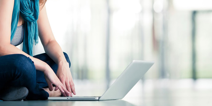 customer-woman-laptop