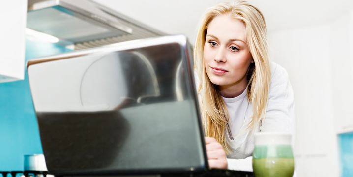 customer-woman-laptop2 customer-woman-laptop2