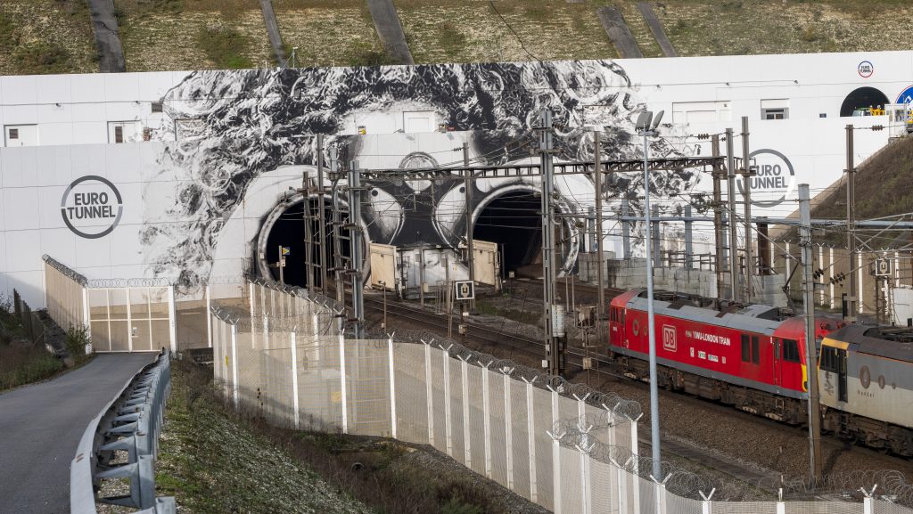 Train de marchandises entrant en tunnel, France vers l'Angleterre