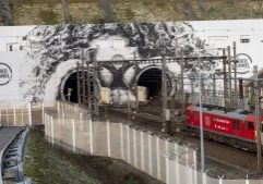 Train de marchandises entrant en tunnel, France vers l'Angleterre